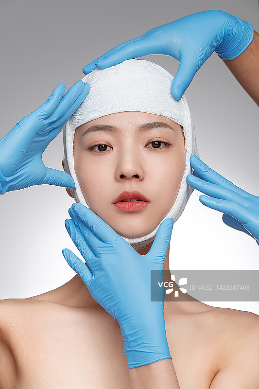 做整形手术的青年女人图片素材