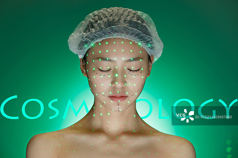 青年女人做激光美容图片素材