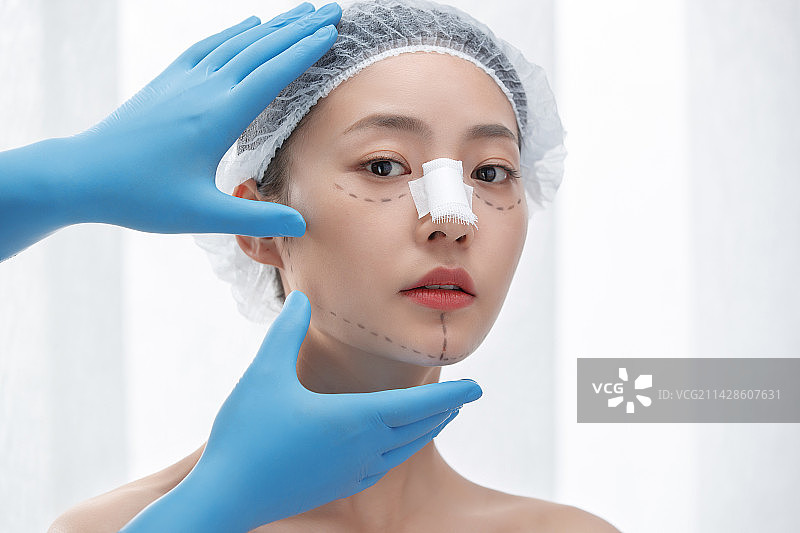 做隆鼻手术的青年女人图片素材