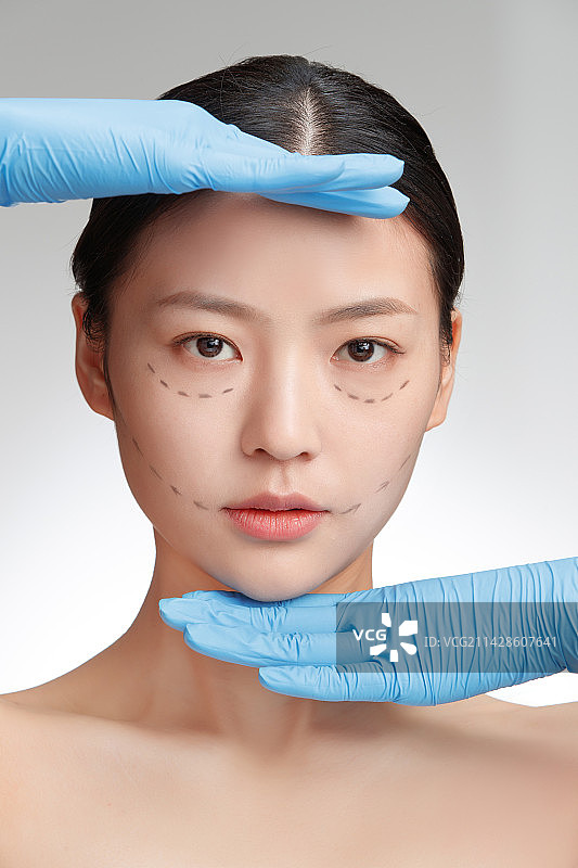 做整形手术的青年女人图片素材