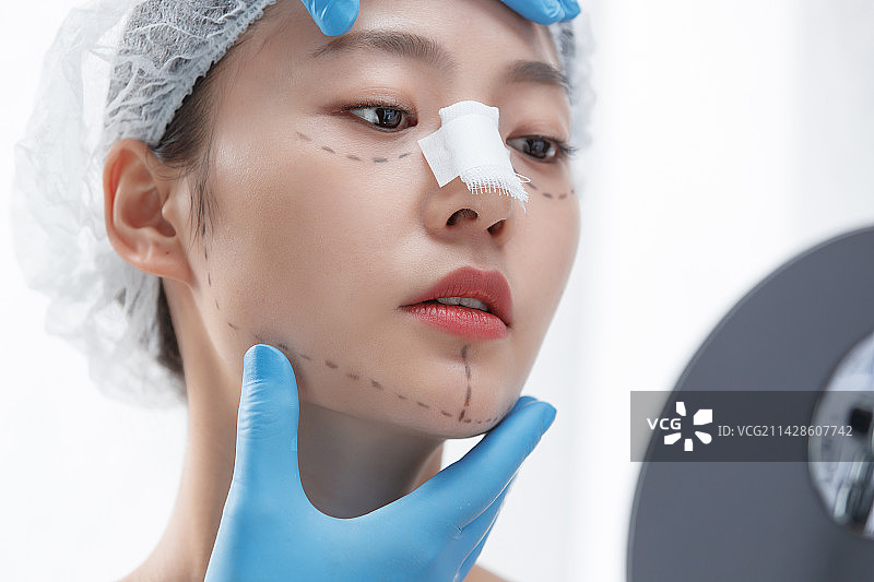 做隆鼻手术的青年女人图片素材