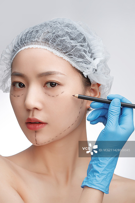 青年女人在脸上画线图片素材