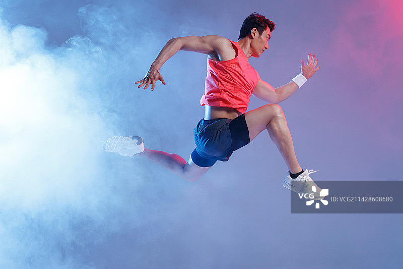 奔跑跳跃的运动员图片素材