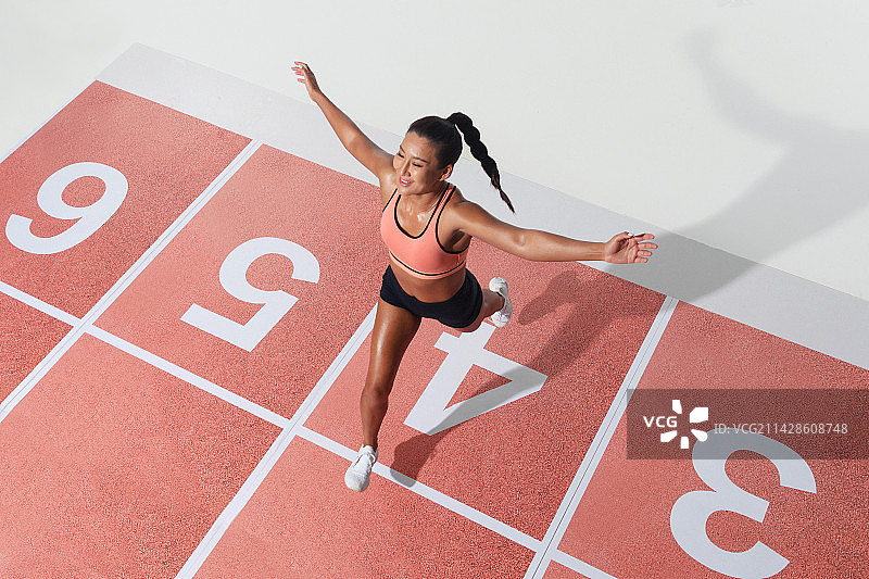 女运动员跑到终点冲刺图片素材