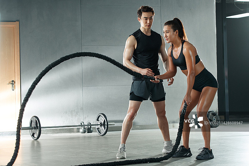 教练指导青年女人健身图片素材