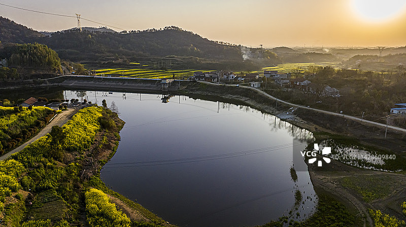 湖北黄冈浠水县城山村梯田油菜花景色图片素材