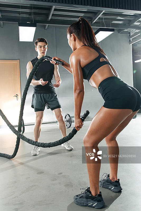 教练指导青年女人健身图片素材