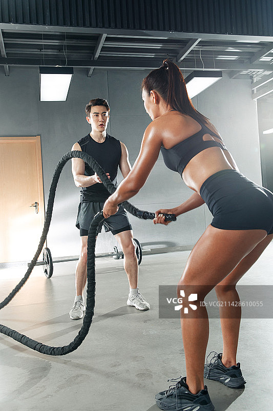 教练指导青年女人健身图片素材