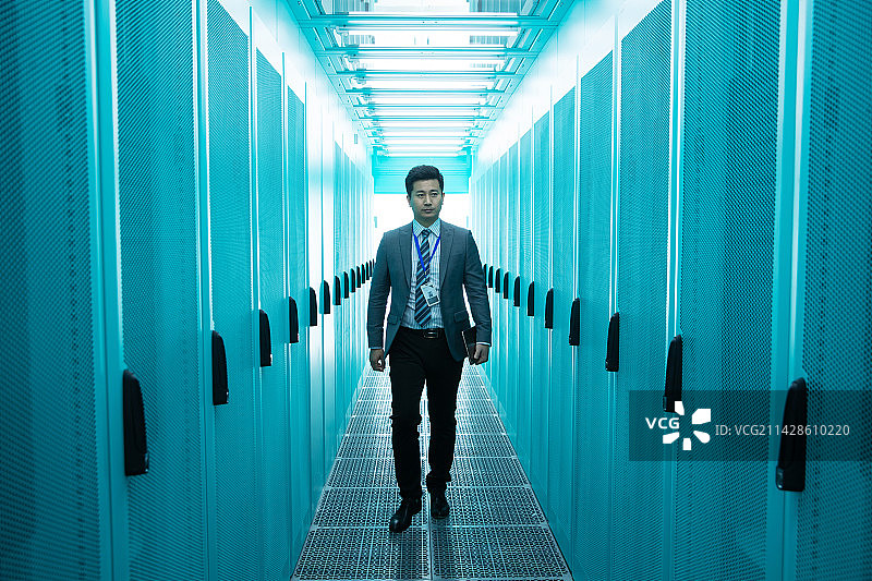 商务人士在机房里图片素材