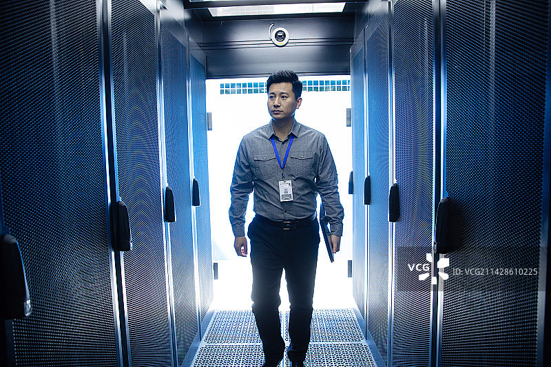 技术人员在机房里检查图片素材