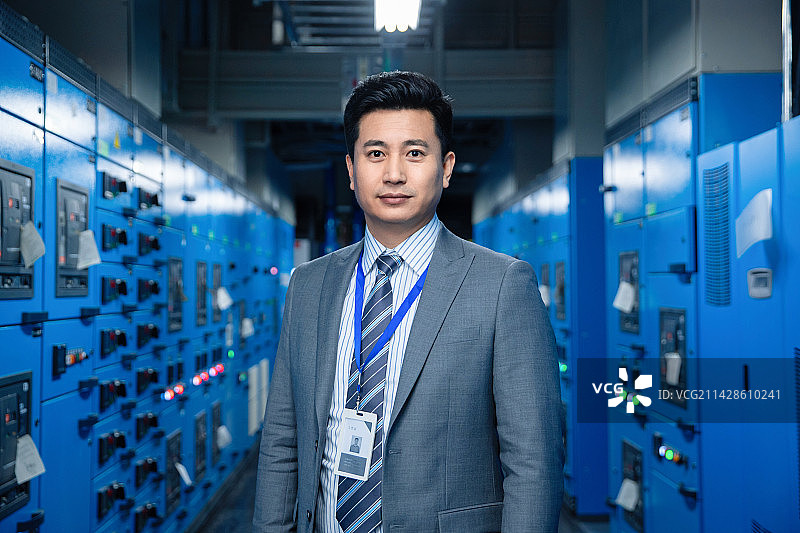 管理层在车间视察工作图片素材