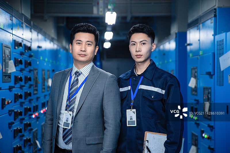 技术人员陪领导在工厂里视察图片素材