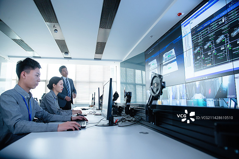 领导和技术人员在监控室图片素材