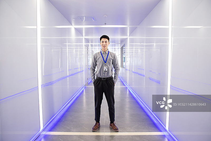 年轻的技术人员站在走廊图片素材