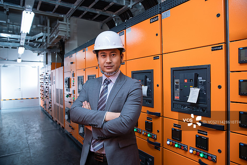 管理层在车间视察工作图片素材