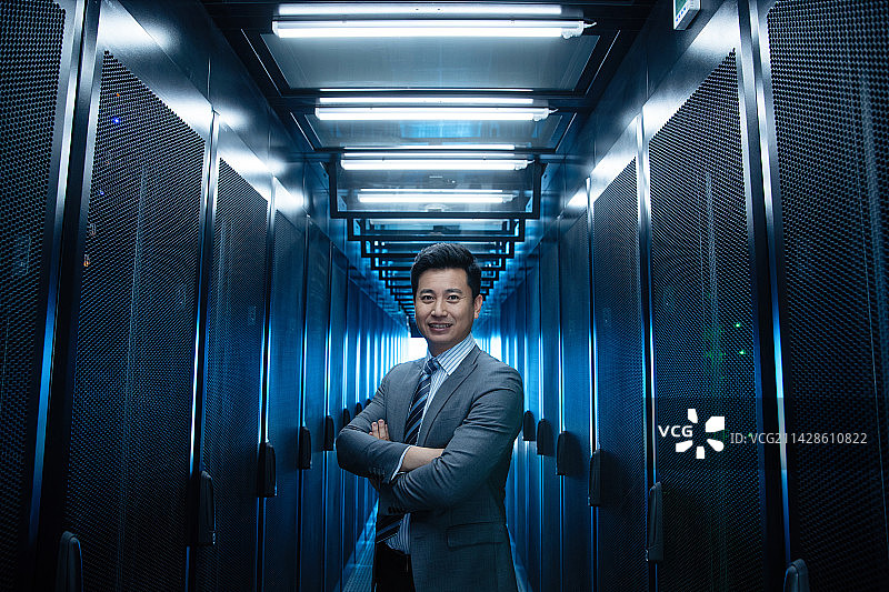 商务人士在机房里图片素材