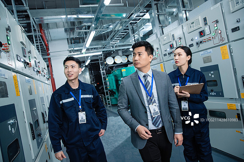 技术人员陪领导在工厂里视察图片素材