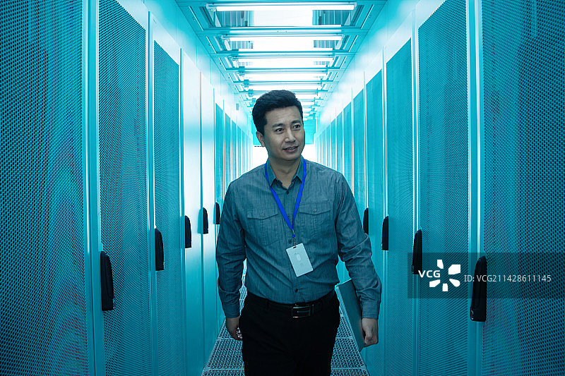 技术人员在机房里检查图片素材