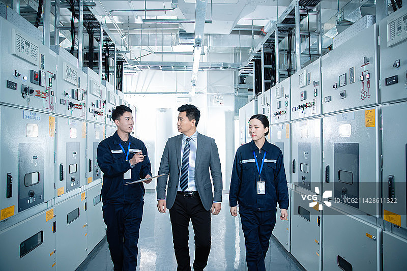 技术人员陪领导在工厂里视察图片素材