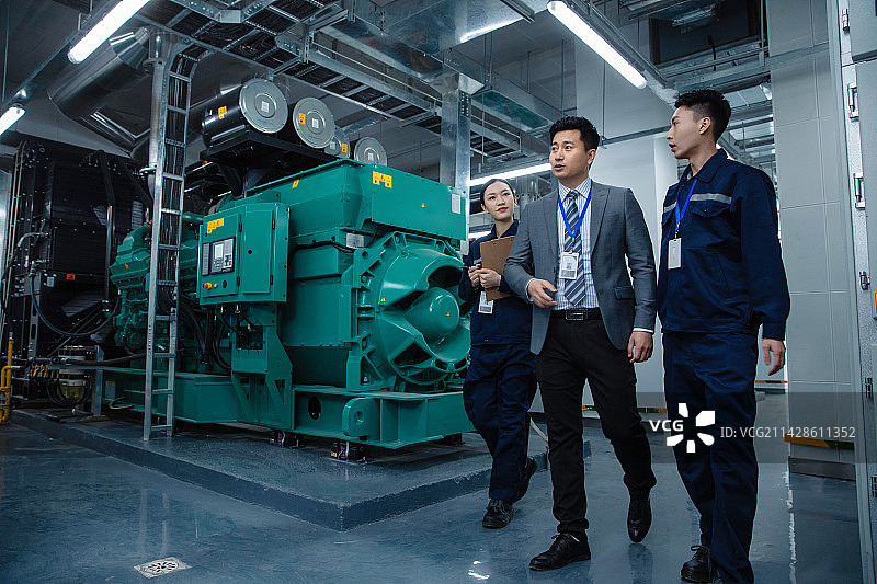 技术人员陪领导在工厂里视察图片素材