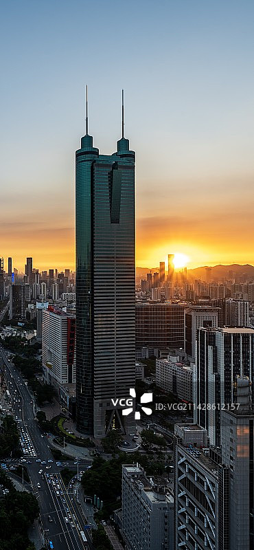 深圳罗湖地王大厦日落时建筑物对天的高角度视图图片素材