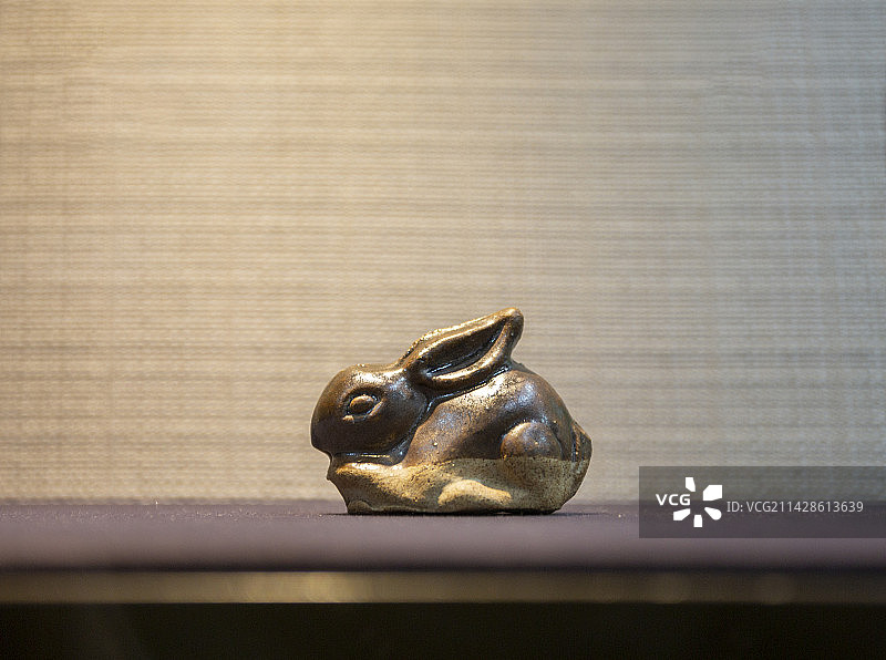 酱釉，兔子，中国古代瓷塑玩具图片素材