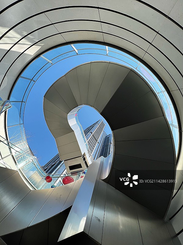 天潼路苏河湾万象天地内的螺旋楼梯图片素材