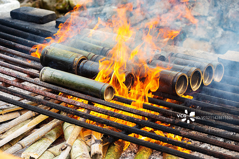 中国广州户外烹饪竹筒饭图片素材