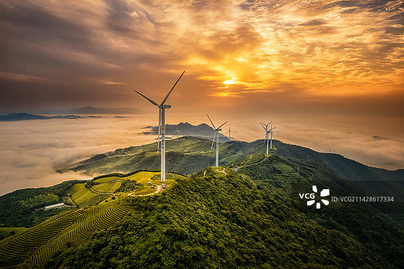 日出云海高山风力发电机组图片素材