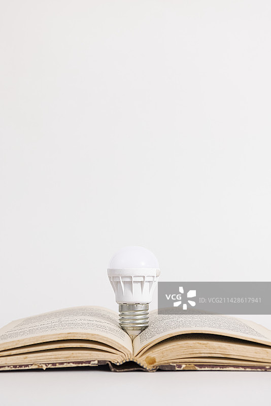 环保创意节能灯图书图片素材