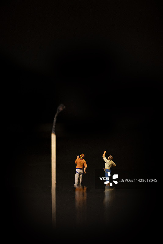 树木燃烧微缩创意环保图片素材