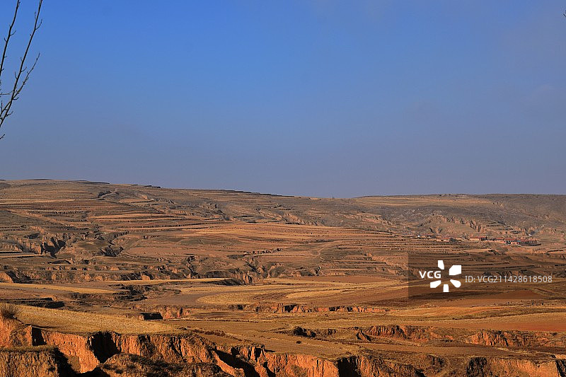 黄土地貌上的村庄图片素材