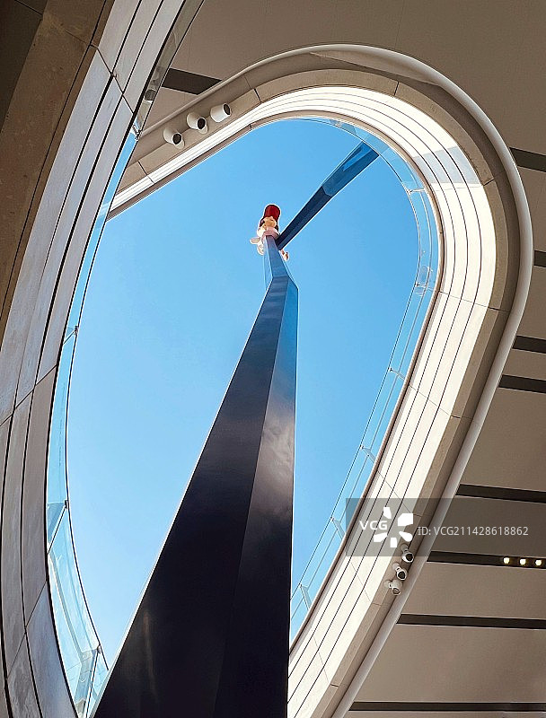 天潼路万象天地内的长腿孩子雕塑一步登天图片素材