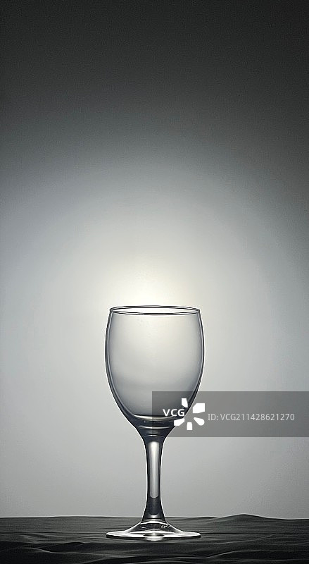 灰色背景下桌上静物葡萄酒杯的特写镜头图片素材