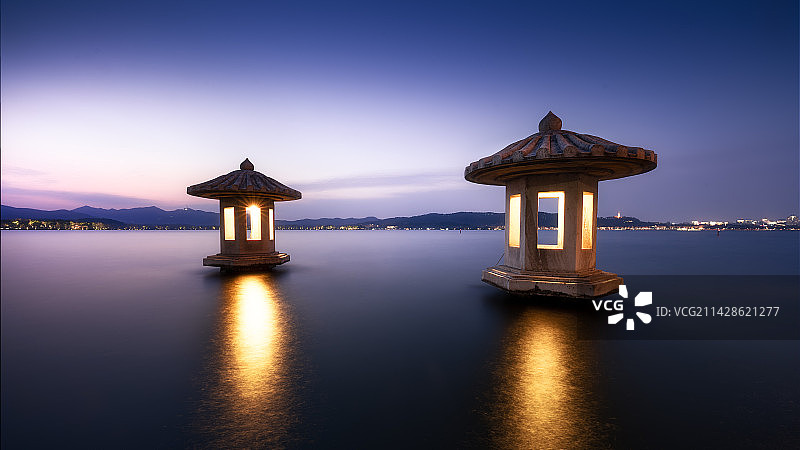 夜幕下的翠光亭图片素材