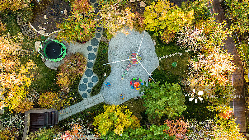 航拍公园里的儿童乐园图片素材