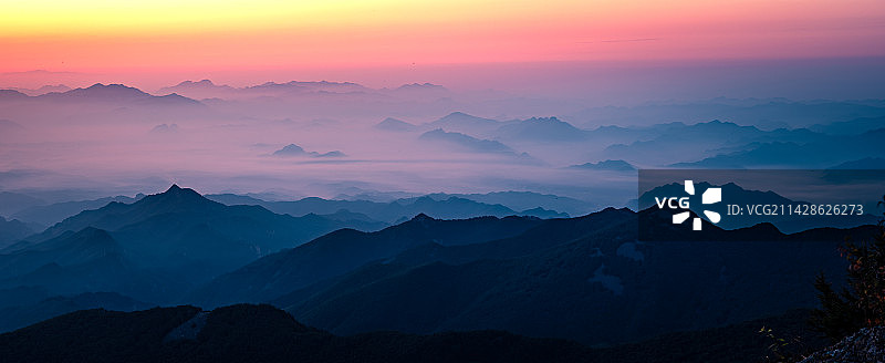 航拍雾灵山山顶风光图片素材