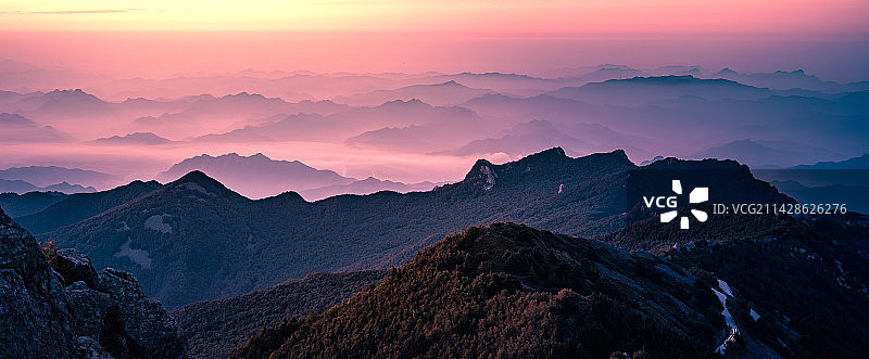 航拍雾灵山山顶风光图片素材