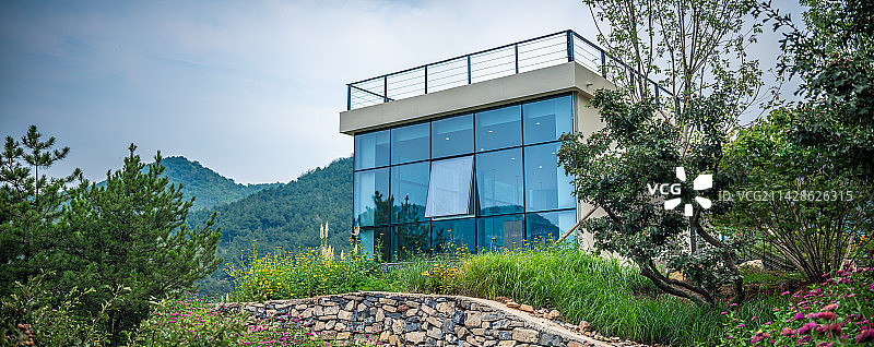 山顶的玻璃屋图片素材