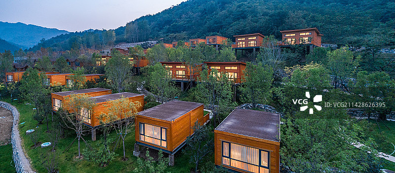 航拍山谷里的木屋图片素材