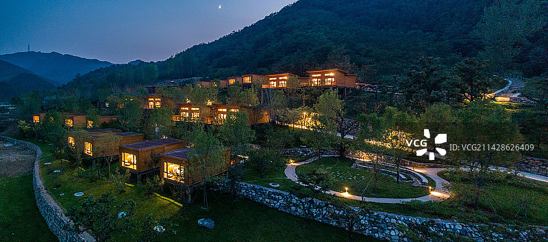 航拍山顶木屋图片素材