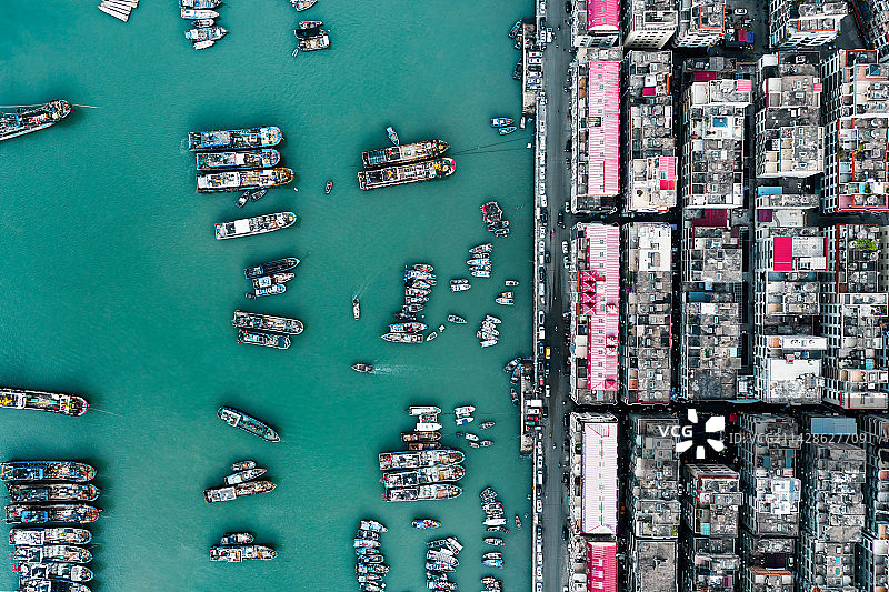 航拍连江县海边的渔船和城镇图片素材