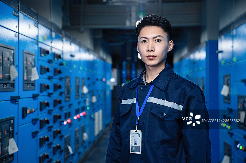 技术人员在工厂里工作图片素材