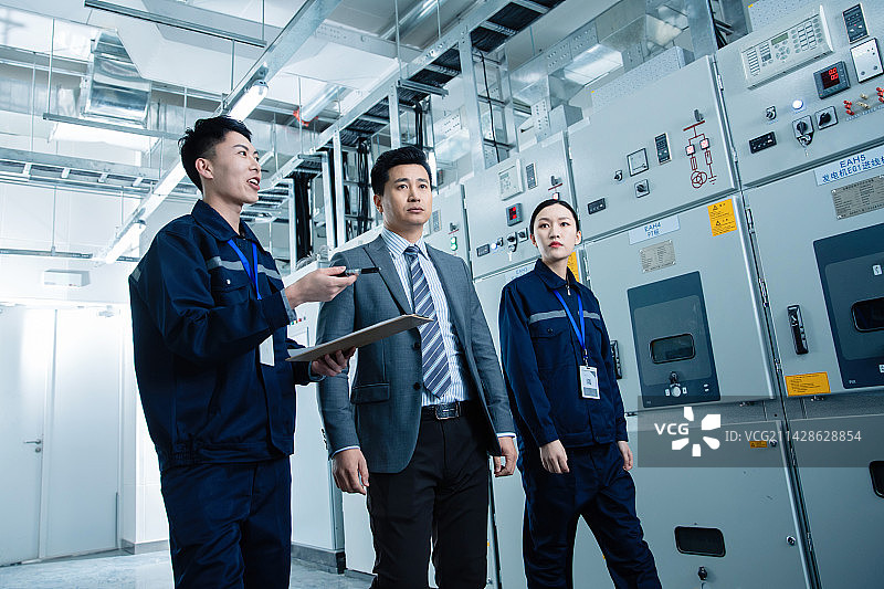 技术人员陪领导在工厂里视察图片素材