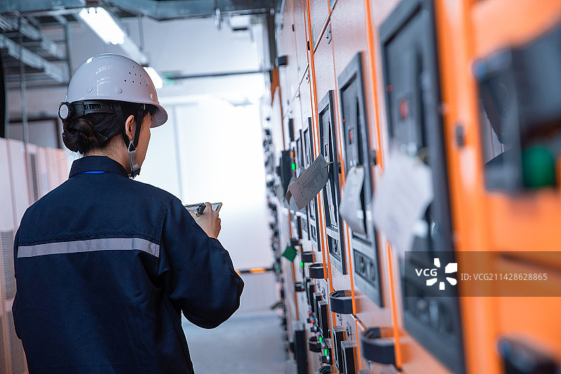 技术人员在工厂里工作图片素材