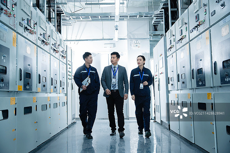 技术人员陪领导在工厂里视察图片素材