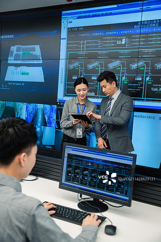 领导和技术人员在监控室图片素材
