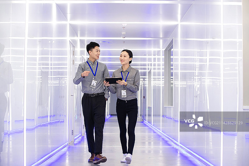 年轻的技术人员在走廊图片素材