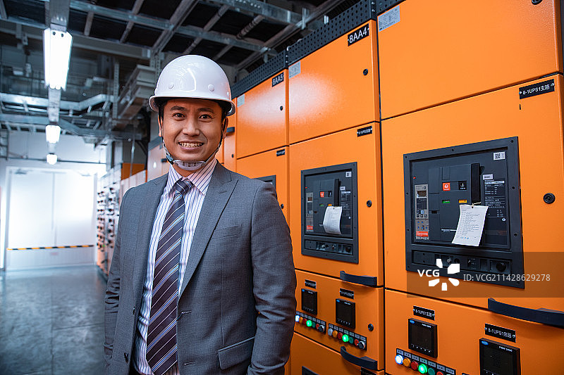 管理层在车间视察工作图片素材