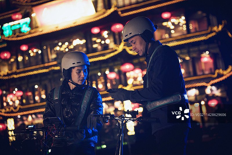 青年代驾司机用手机看信息图片素材